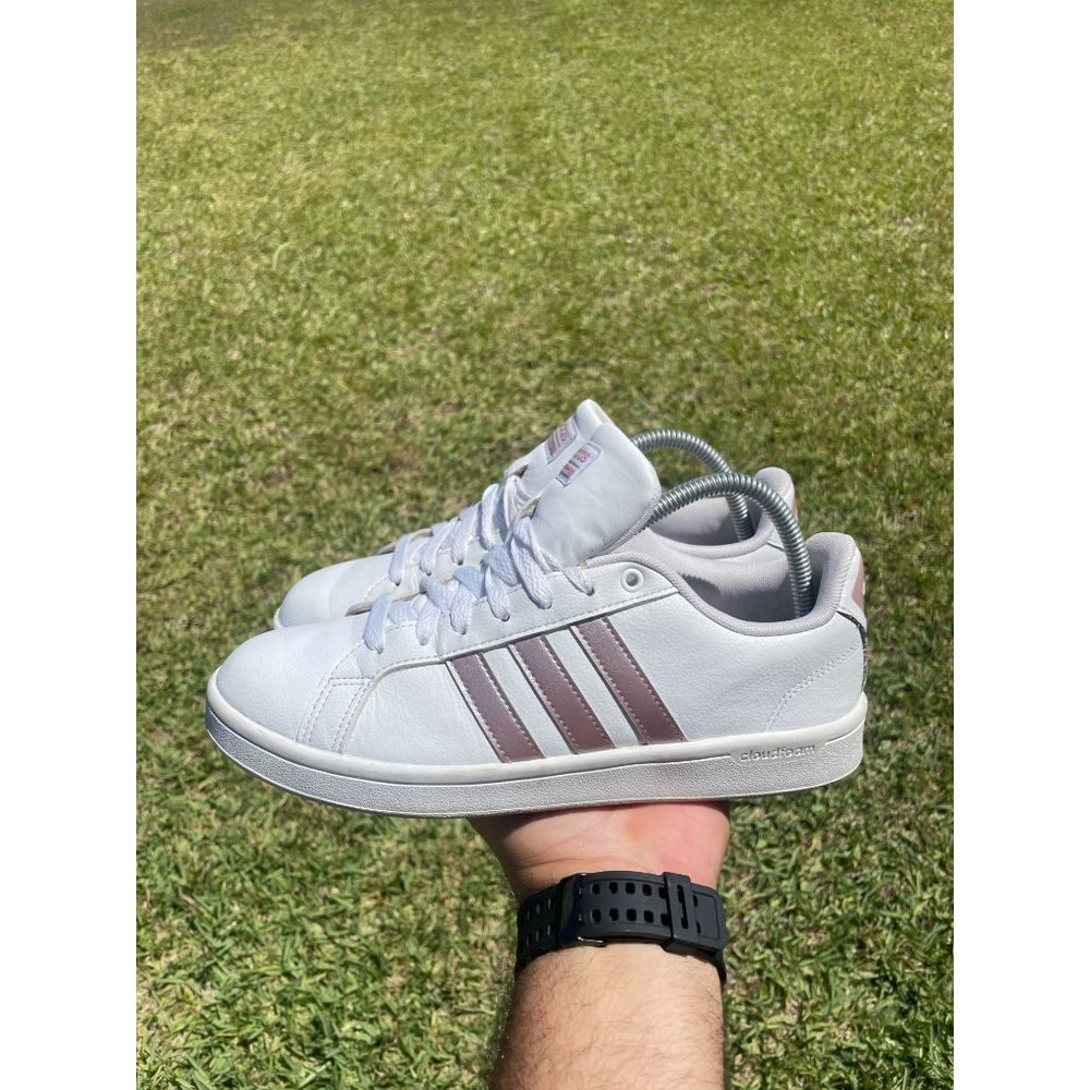 Adidas Womens Shoes Size 9 White Metallic Low Top Logo Laces DA9524 - Picture 3 of 8